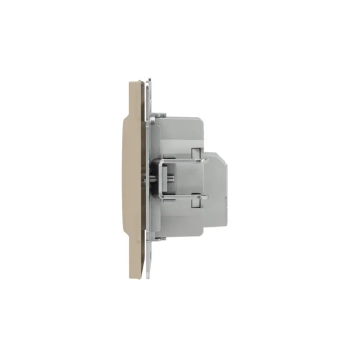 Розетка силовая KANT 2P+E защ. шторки ванильн. марципан DKC 7015003