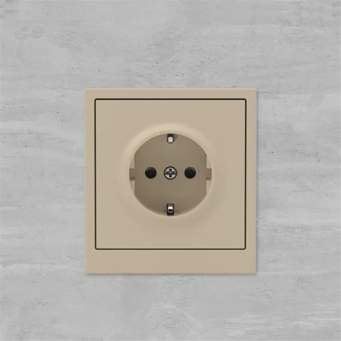 Розетка силовая KANT 2P+E защ. шторки ванильн. марципан DKC 7015003