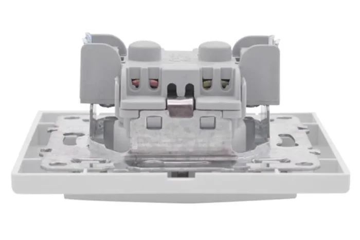 Розетка 1-м СП Минск 16А IP20 с заземл. защ. шторки бел. Basic EKF ERR16-028-100