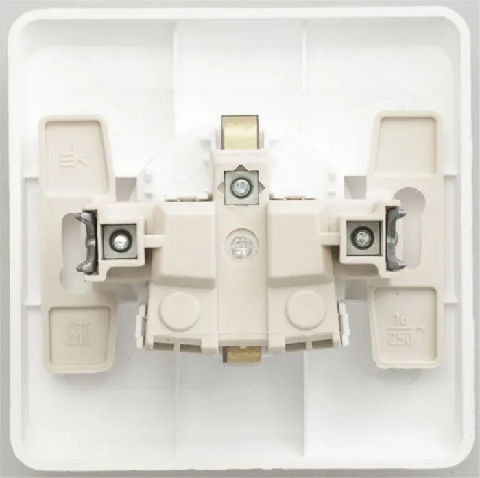 Розетка 1-м СП Этюд 16А IP20 250В с заземл. защ. шторки бел. SE PC16-004B