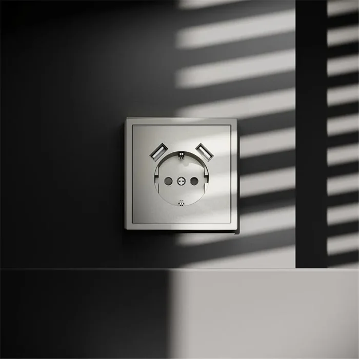 Розетка 1-м СП S70 16А с USB A+A с заземл. защ. шторки механизм шелк Voltum VLS040404