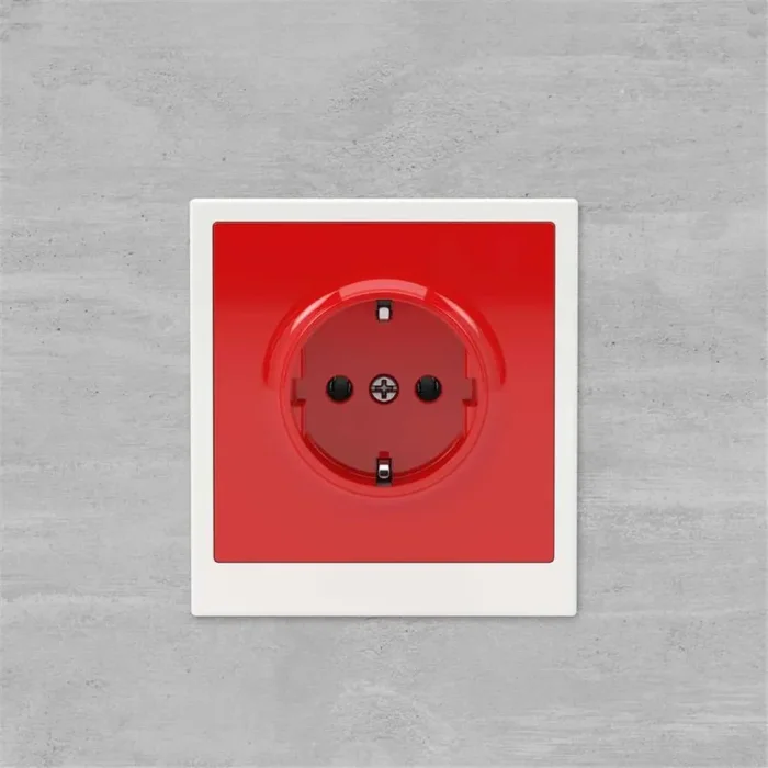 Розетка силовая KANT 2P+E без шторки красн. сатин DKC 7001033