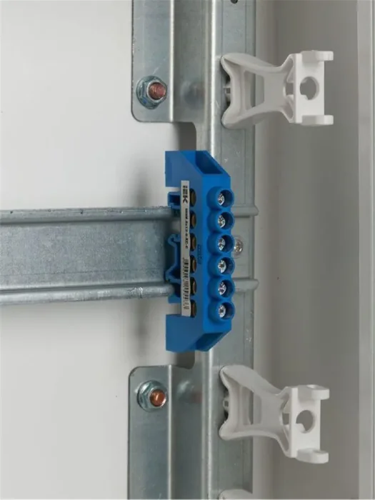 Шина нулевая в комб. DIN-изол. "Стойка" ШНИ-8х12-6-КС-С IEK YNN10-812-6DP-K07