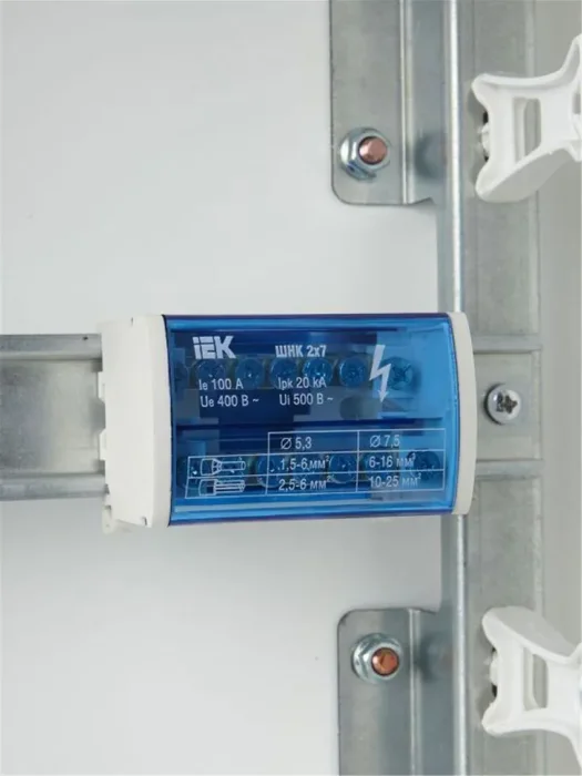 Шина на DIN-рейку в корпусе (кросс-модуль) ШНК 2х7 L+PEN IEK YND10-2-07-100