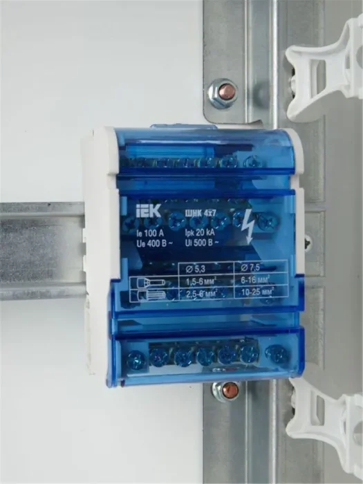 Шина на DIN-рейку в корпусе (кросс-модуль) ШНК 4х7 3L+PEN IEK YND10-4-07-100