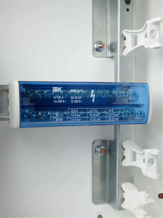 Шина на DIN-рейку в корпусе (кросс-модуль) ШНК 2х15 L+PEN IEK YND10-2-15-125