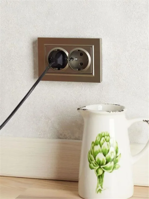 Розетка 2-м СП BRITE РСш12-3-БрШ 16А в сборе с заземл. защ. шторки шампань IEK BR-R24-16-K37-F