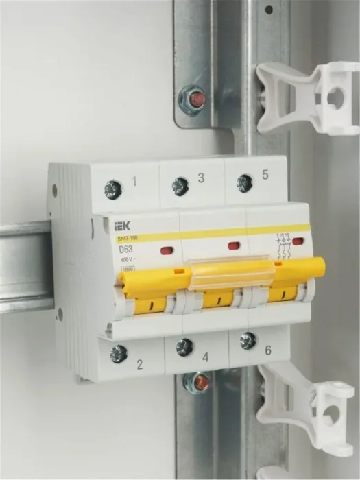 Выключатель автоматический модульный 3п D 63А 10кА ВА47-100 KARAT IEK MVA40-3-063-D