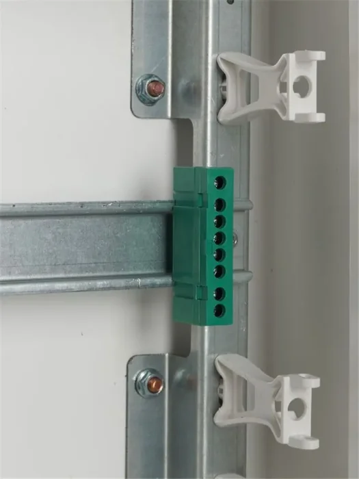 Шина PE "земля" в корп. изол. на DIN-рейку ШНИ-6х9-8-К-З зел. IEK YNN10-69-8KD-K06