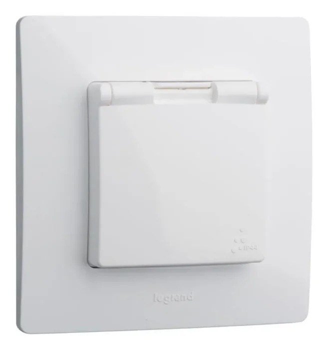 Розетка 1-м СП Etika 16А IP44 250В 2P+E с заземл. защ. шторки с крышкой немецк. стандарт безвинтов. клеммы механизм бел. Leg 672232