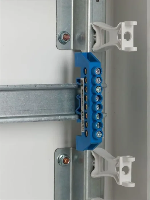 Шина нулевая в комб. DIN-изол. "Стойка" ШНИ-8х12-8-КС-С IEK YNN10-812-8DP-K07