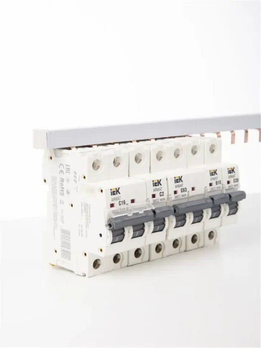 Шина соединительная PIN 3п 63А (дл.1м) IEK YNS21-3-063