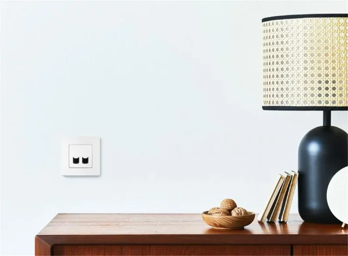 Розетка компьютерная 2-м СП Etika RJ45 кат.5E UTP механизм бел. IEK 672255