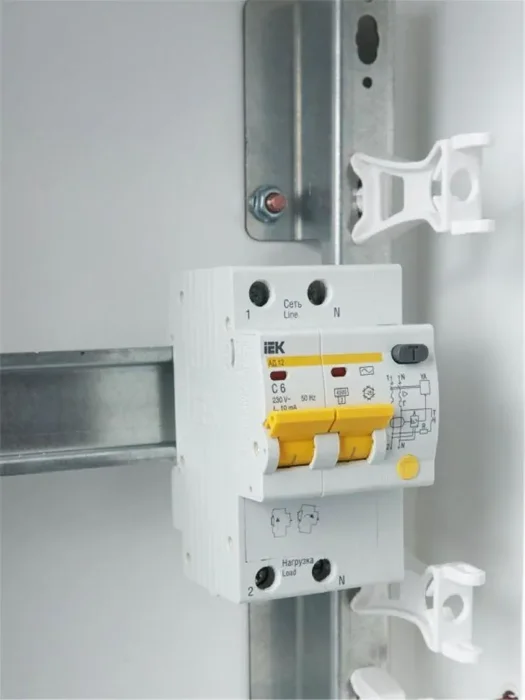 Выключатель автоматический дифференциального тока 2п C 6А 10мА тип AC 4.5кА АД-12 KARAT IEK MAD10-2-006-C-010