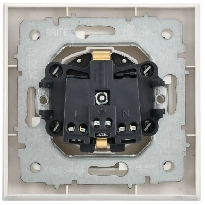 Розетка с крышкой Brite 16А IP44 РСбш10-3-44-БрБ механизм бел. в сб. IEK BR-R16-16-44-K01-F-PRO