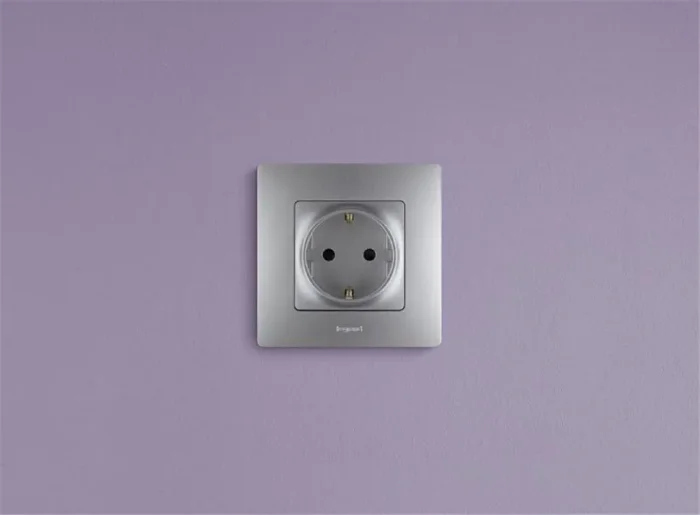 Розетка 1-м СП Etika 16А IP31 250В 2P+E с заземл. защ. шторки немецк. стандарт винтов. клеммы механизм алюм. IEK 672422