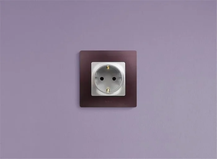 Розетка 1-м СП Etika 16А IP31 250В 2P+E с заземл. защ. шторки немецк. стандарт винтов. клеммы механизм алюм. IEK 672422